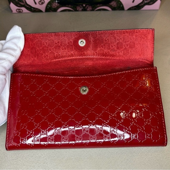 GUCCI | Micro GG Heart Patent Leather Continental Wallet in Red - Picture 6 of 10